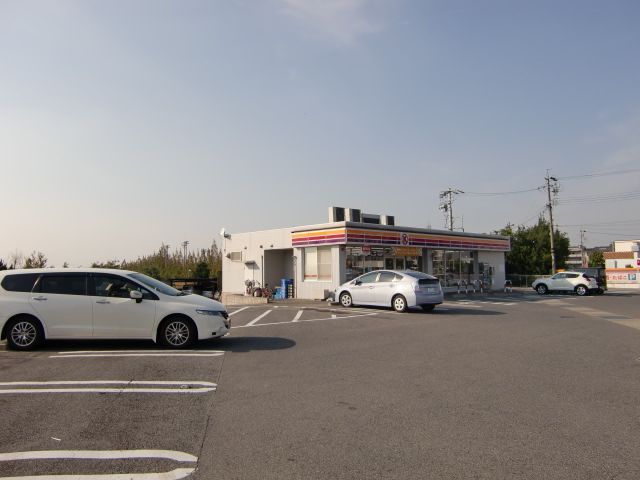Convenience store. 1200m until Thanksgiving (convenience store)