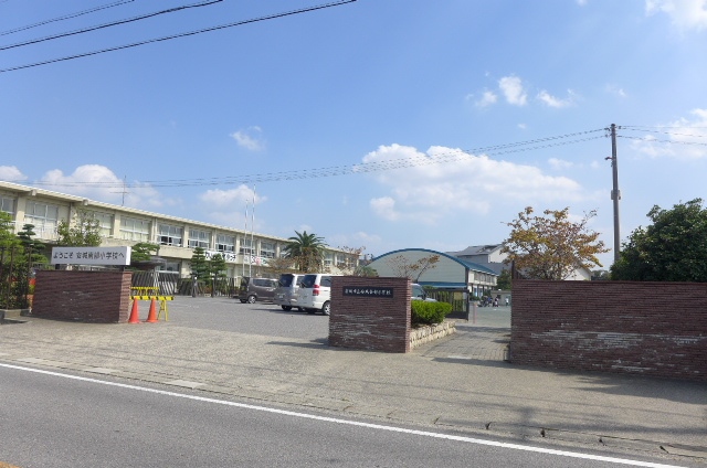 Primary school. 260m to the south elementary school (elementary school)