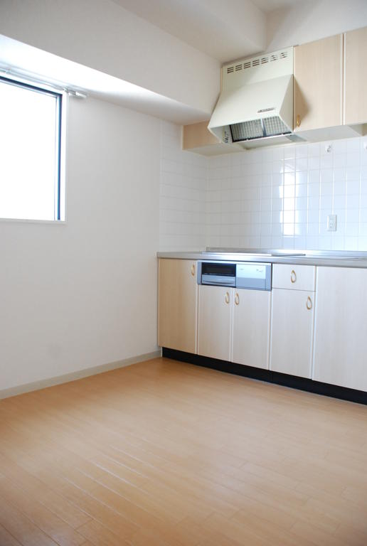 Other. Bright LDK for the corner room
