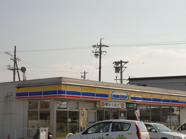 Convenience store. MINISTOP up (convenience store) 520m