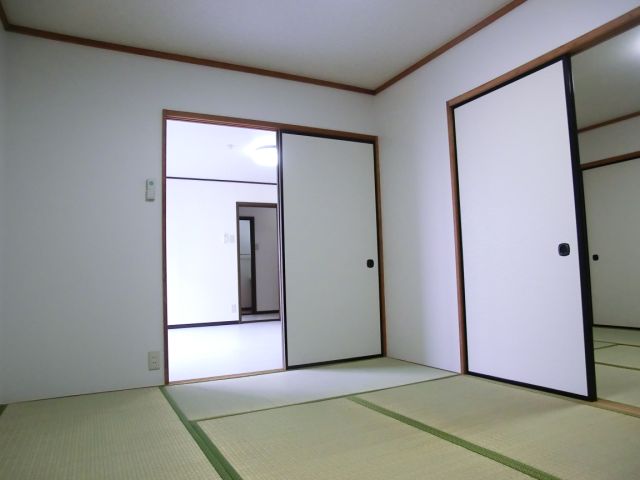 Living and room. Japanese-style room, You can use to connect with the LDK.