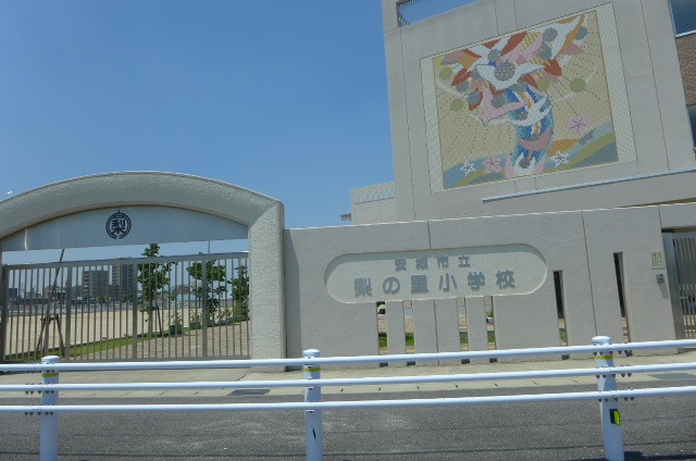 Primary school. 483m until the pears of the village primary school (elementary school)