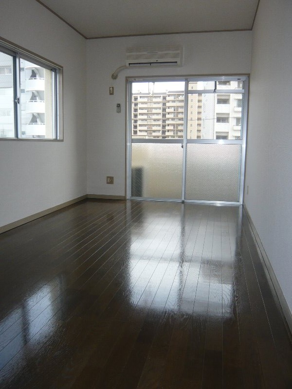Living and room. Because it is a corner room, Plenty of light ☆