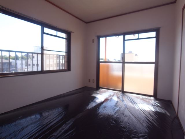 Living and room. It is a bright room