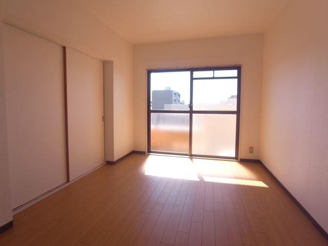 Living and room. Gas stove can be installed