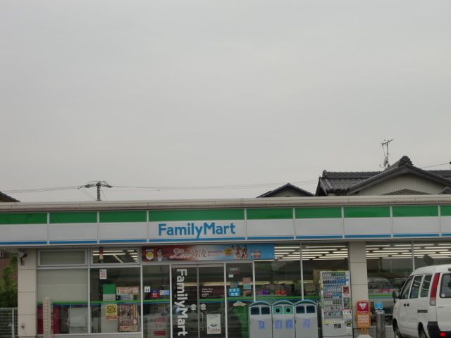 Convenience store. 980m to Family Mart (convenience store)