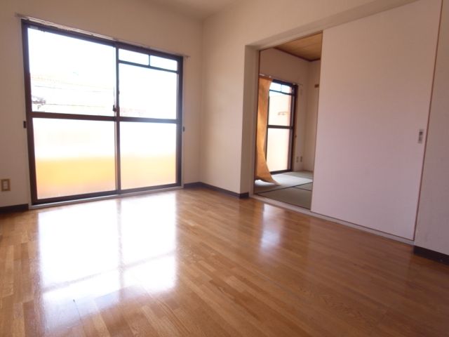 Living and room. Is a Western-style room of beautiful flooring.