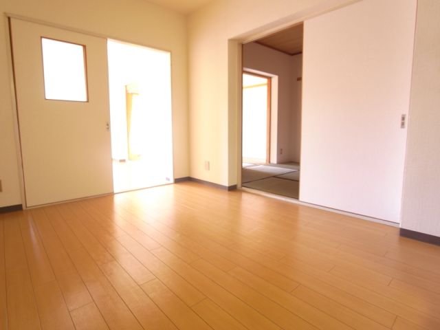 Living and room. Western-style room, Dining kitchen leading to the Japanese-style room.