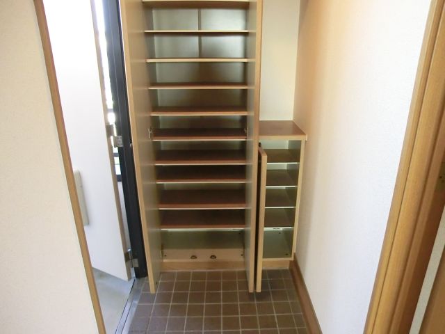 Entrance. Shoebox with a storage capacity