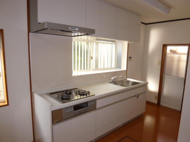Kitchen. With a convenient back door to the garbage disposal, etc.