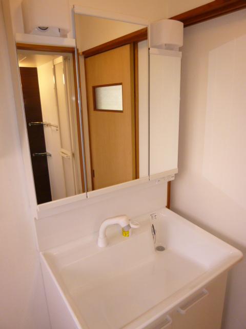 Wash basin, toilet. Renovated