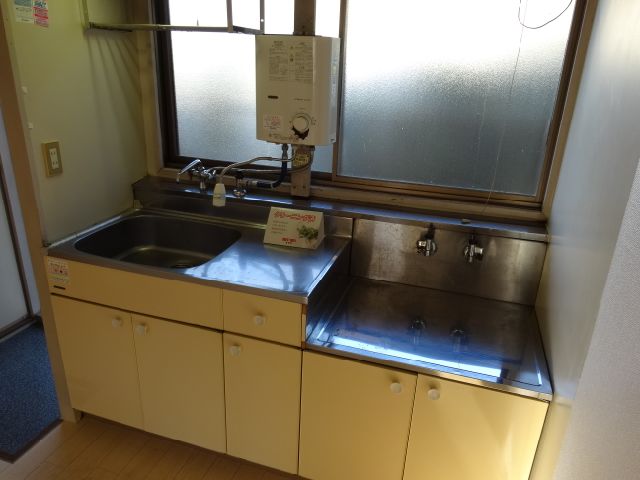 Kitchen. Put the gas stove.