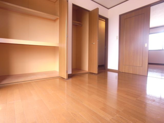 Living and room. It can be stored a lot!