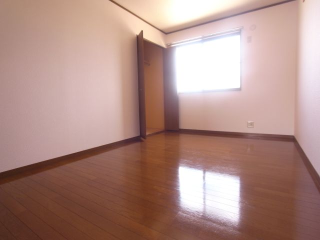 Living and room. Spacious use Interoceanic 7.5 Pledge!