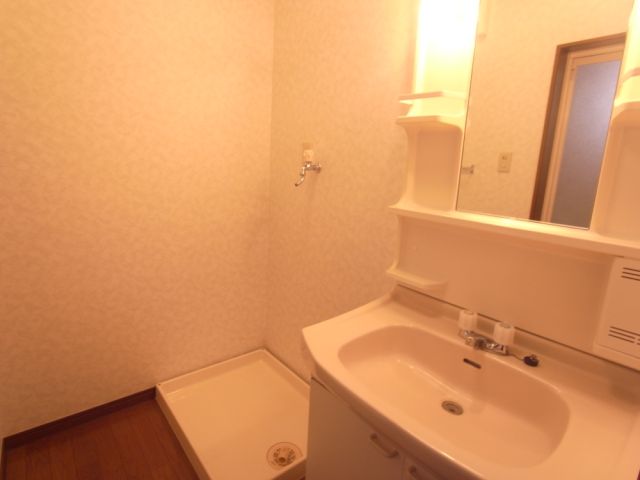 Washroom. There is a separate washroom!