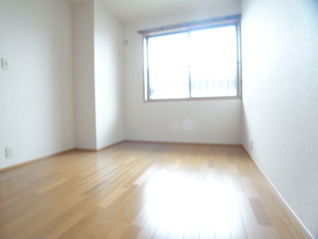 Living and room. It is between the bright Northern