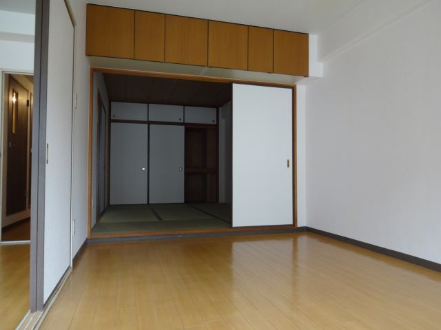 Living and room. It comes housed in the above