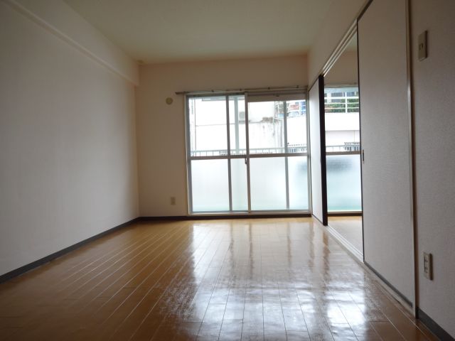 Living and room. Western-style room is 7 Pledge