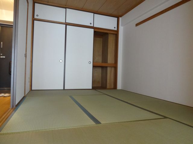 Living and room. It will calm the Japanese-style room