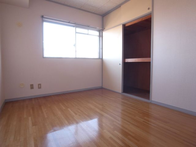 Living and room. Also with storage space on the north side of the Western-style room