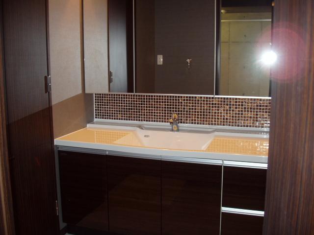 Washroom. Isomorphic type