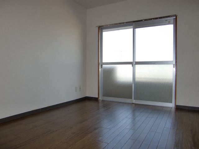 Living and room. Spacious an entrance