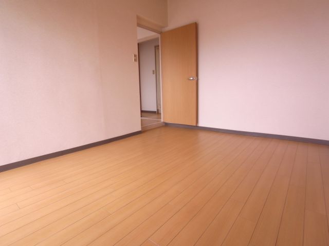 Living and room. It is a bright room