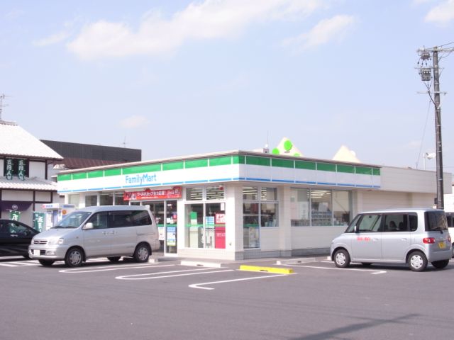 Convenience store. 450m to Family Mart (convenience store)