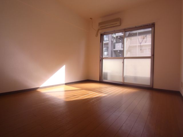 Living and room. Rooms clean flooring