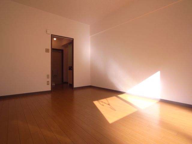 Living and room. You can slowly in a quiet environment