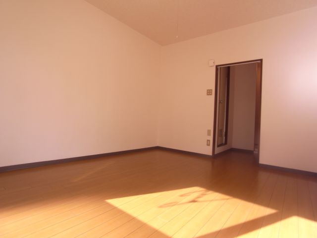 Living and room. Day is nice