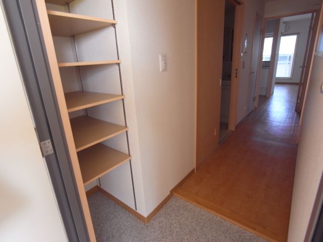 Entrance. Is the entrance marked with a shoebox