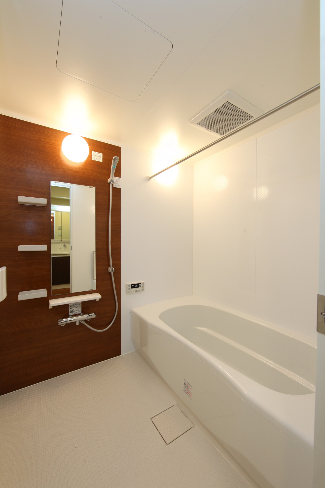Bath. UB woodgrain. Barrier-free type. Ventilation possible because with a window.