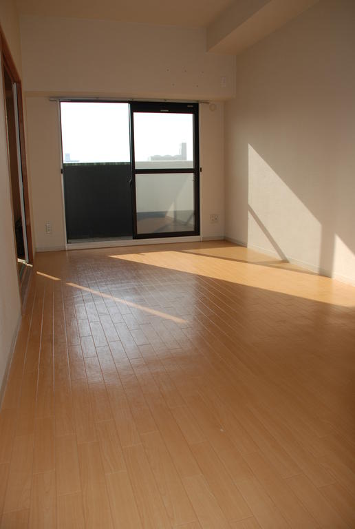 Living and room. South-facing LDK is day ・ Ventilation good