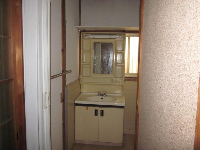 Wash basin, toilet. Indoor (12 May 2013) Shooting