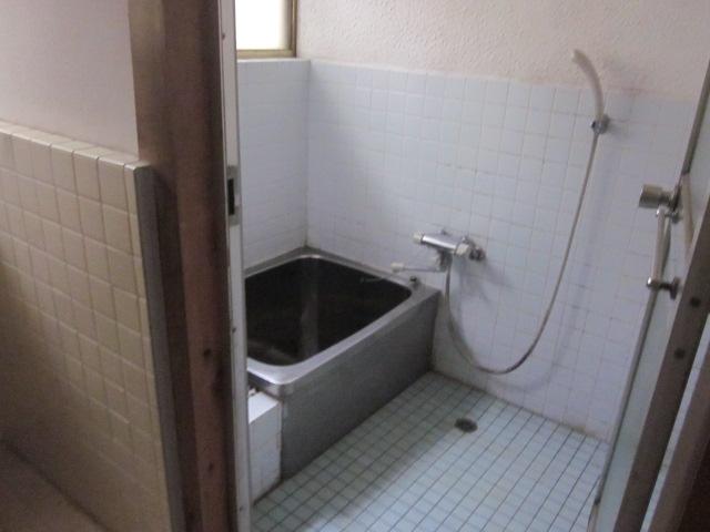 Bathroom. Indoor (12 May 2013) Shooting