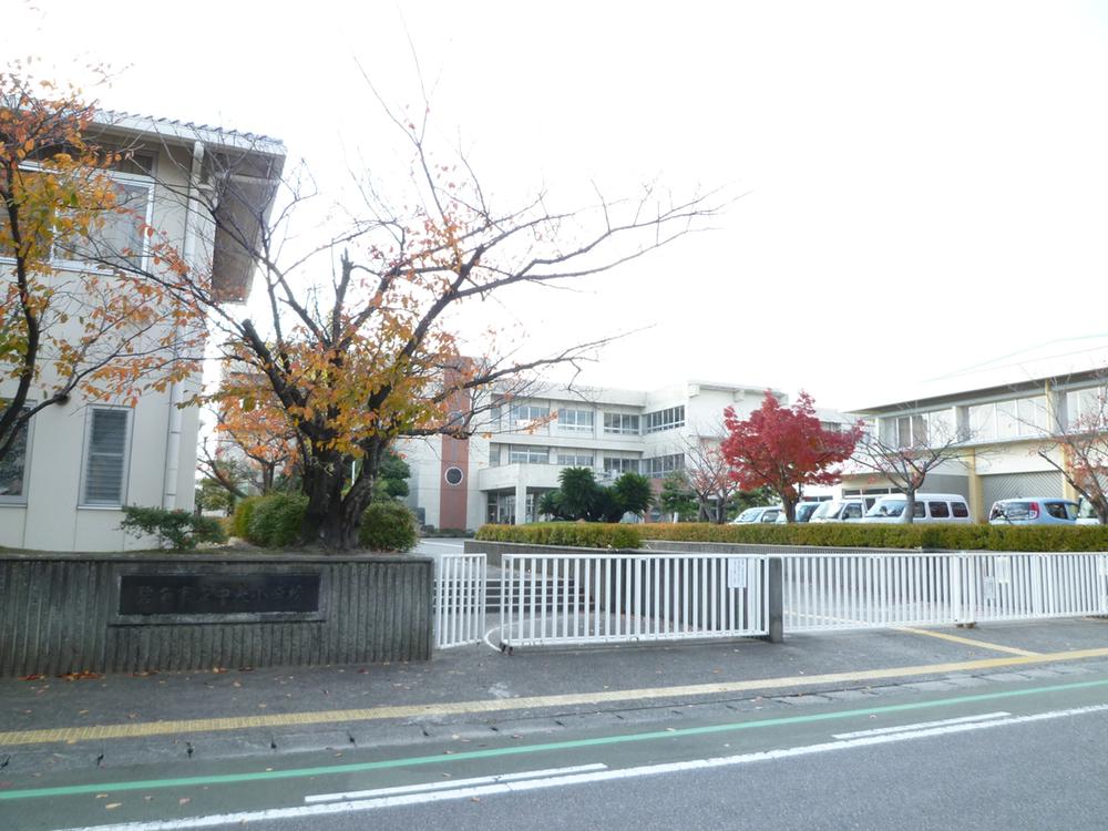 Primary school. Hekinan 1000m to stand center elementary school