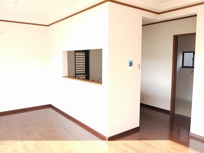 Living. Is a face-to-face in the kitchen. View from the kitchen is also pleasant and refreshing ^^