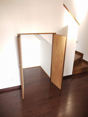 Receipt. Stairs under storage. Convenient for storage, such as a vacuum cleaner