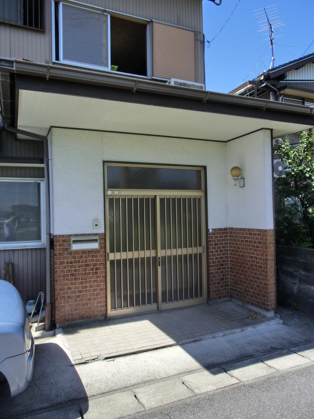 Entrance. Local (September 2013) Shooting