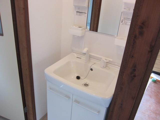 Wash basin, toilet. Indoor (10 May 2013) Shooting