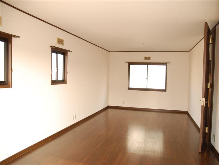 Non-living room. 2F is west Western-style