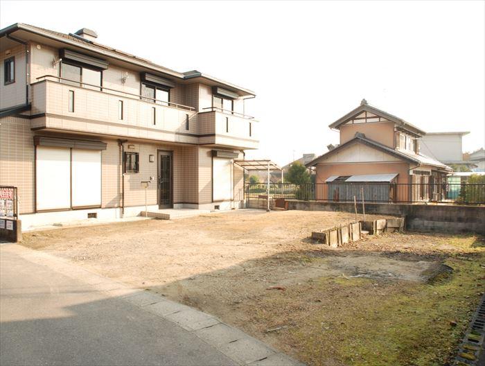 Parking lot. Since the garden is wide, Parking also it will be easier