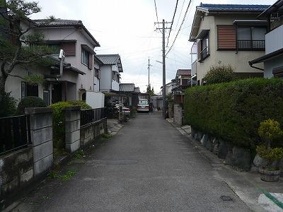 Local photos, including front road. Front road traffic other than residents because the dead end is less