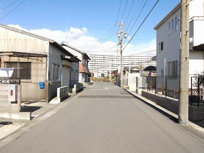 Local photos, including front road. West front road width 6m