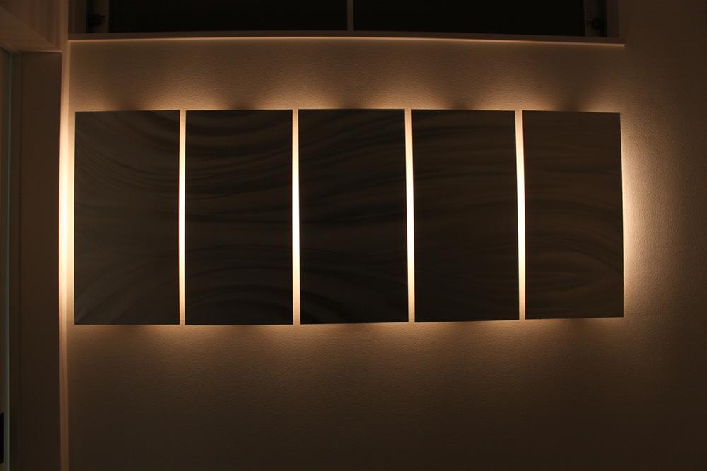 Entrance. Lighting of the front that contains the entrance