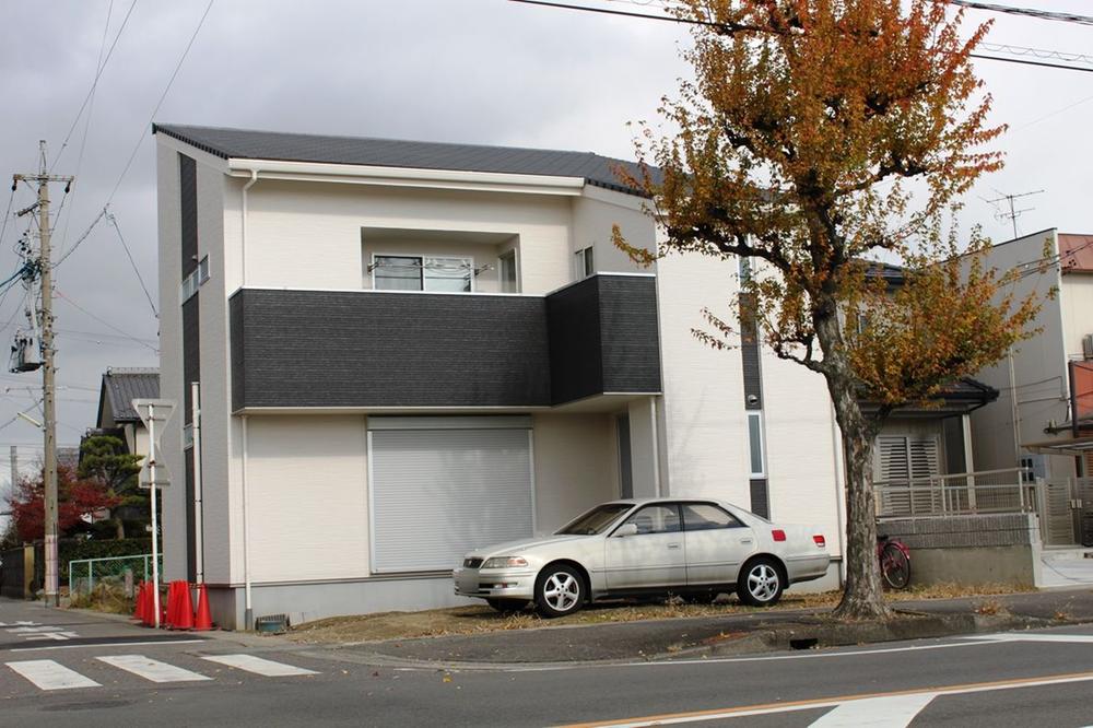 Local photos, including front road. Indoor (11 May 2013) Shooting