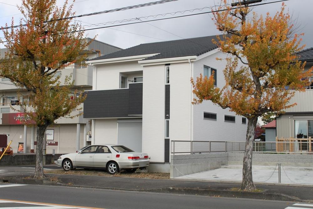 Local photos, including front road. Indoor (11 May 2013) Shooting