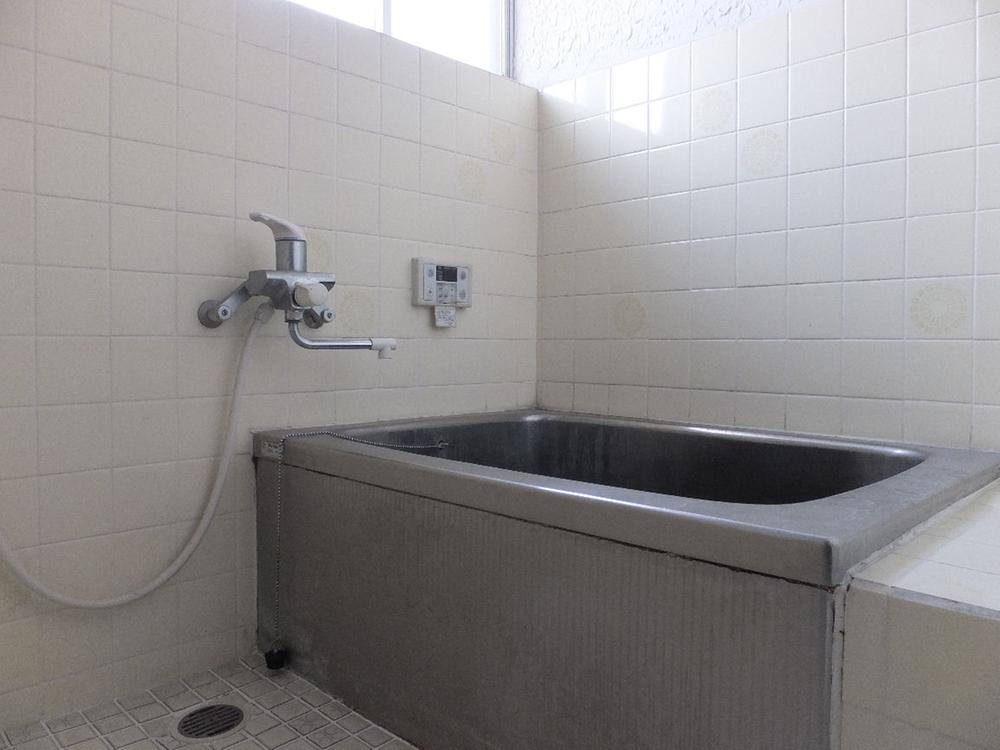 Bathroom. Indoor (10 May 2012) shooting