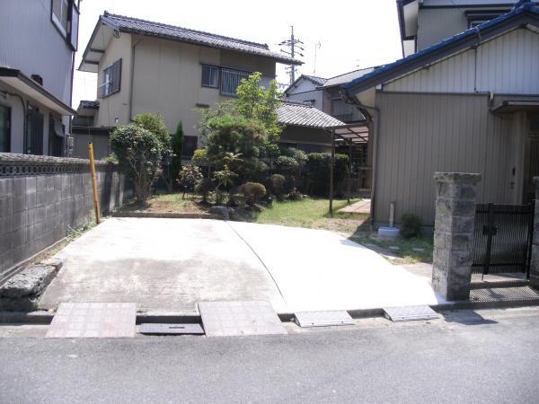 Local appearance photo. j parking spaces can park two cars.